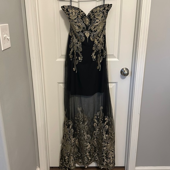 Beautiful Strapless Gown with corset back - Picture 1 of 3